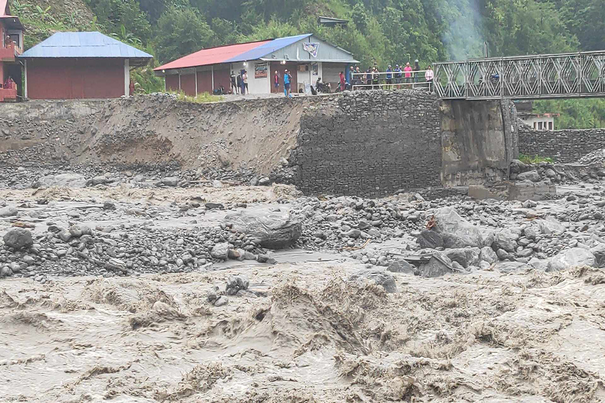 बाढीले मेलम्ची खानेपानी मुहान जाने सडक अवरुद्ध